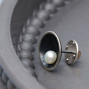 Art Deco inspired black pearl tie pin featuring a lustrous freshwater pearl and oxidised sterling silver finish.