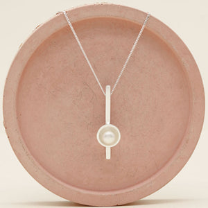 Sterling silver pearl bar necklace featuring a luminous freshwater pearl in an elegant Art Deco inspired pendant.
