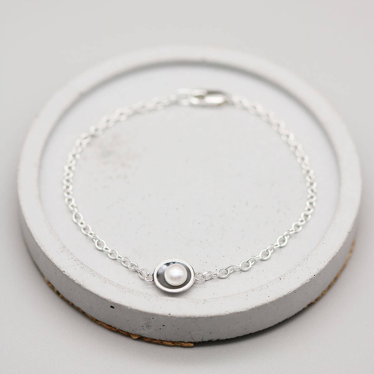 Real pearl bracelet for women featuring an oxidised sterling silver setting and delicate sterling silver chain.