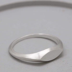 Dainty sovereign ring
