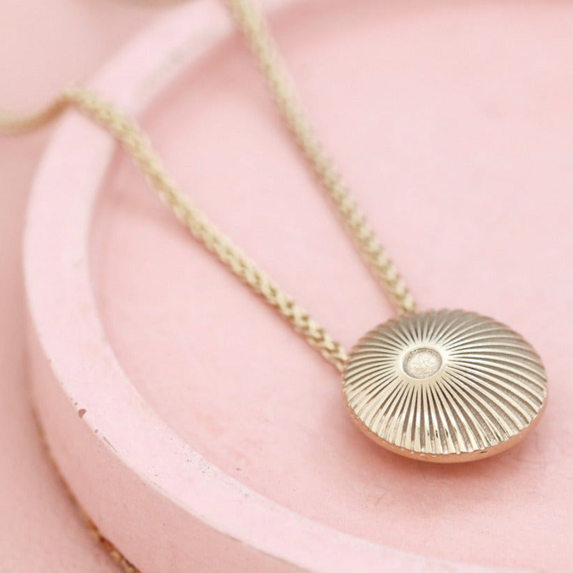 Round gold pendant necklace